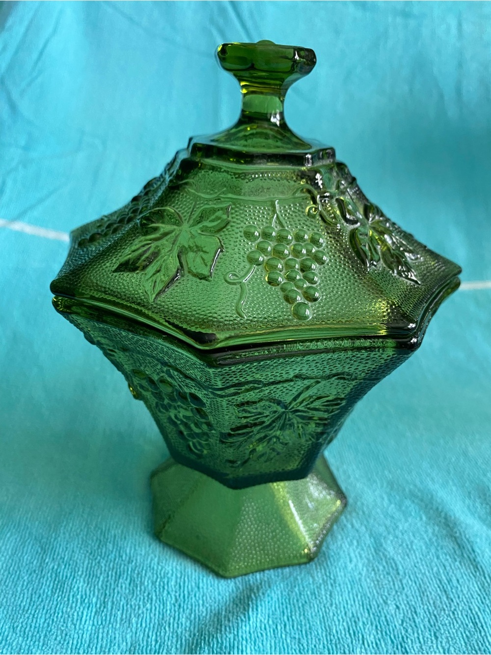 Vintage Anchor Hocking  Green Glass Octagonal Covered Candy Dish Grape & Leaf